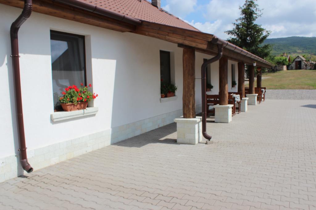 Pillango Vendeghaz Hotel Tallya Bagian luar foto